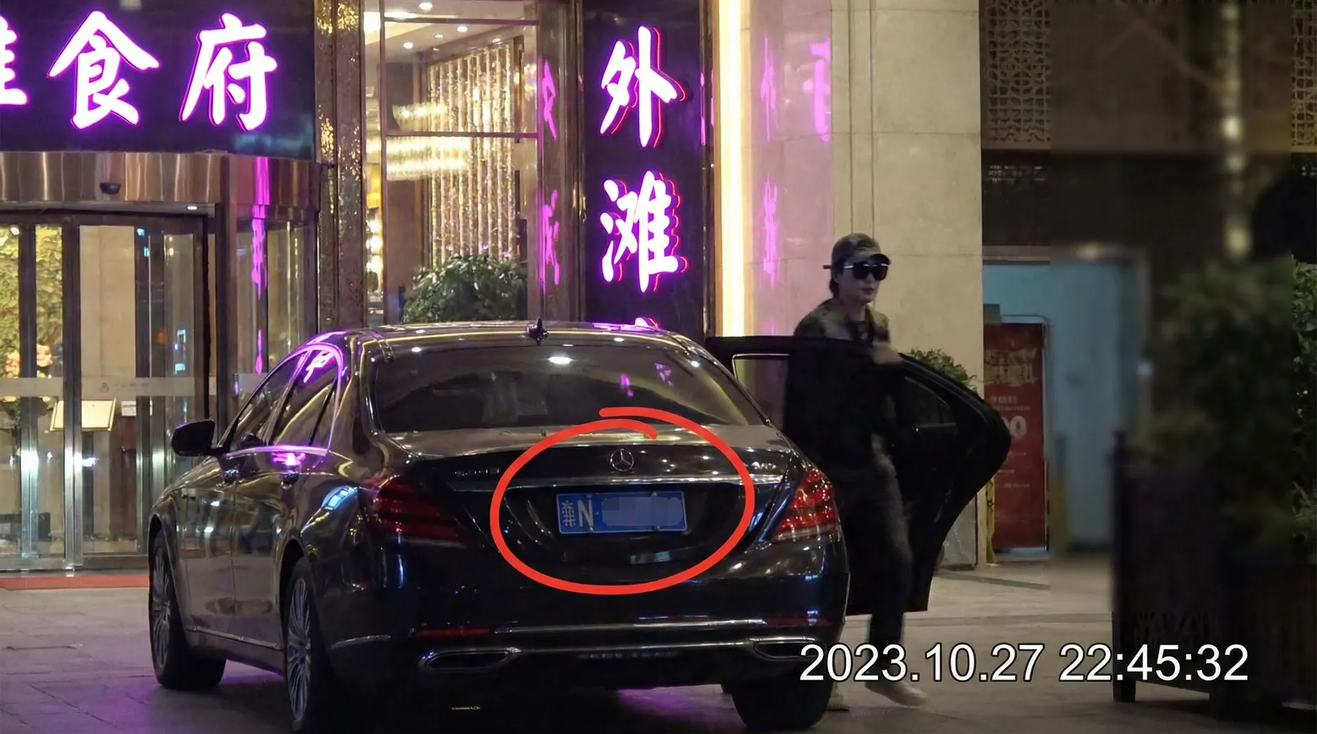 91      一起草wwwcom17 - 豪车餐厅外被拍